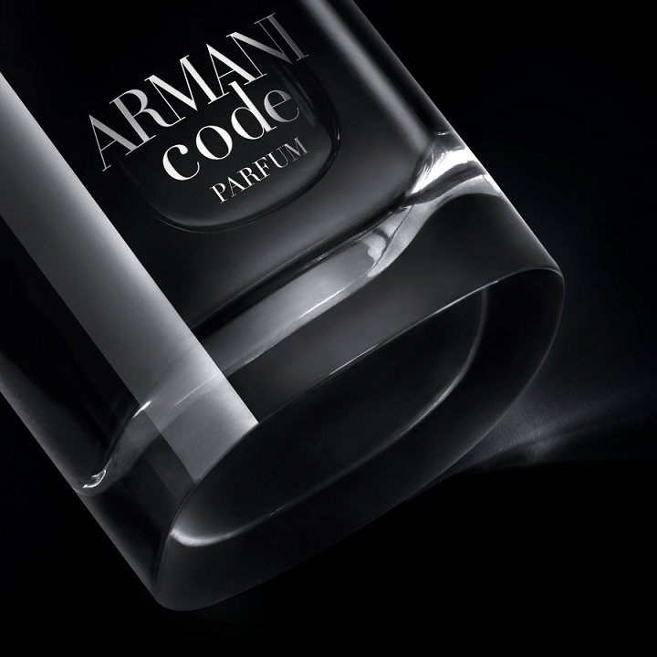 Парфюмна вода Armani Code Le Parfum EDP за мъже, ароматна и елегантна, с флакон и дизайн на Giorgio Armani.