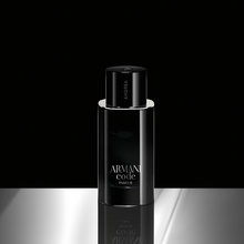 Емблематична парфюмна вода Armani Code Le Parfum EDP за мъже, със стилна бутилка и елегантен дизайн.