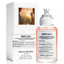 Унисекс парфюм Maison Margiela Replica On A Date EDT в прозрачна бутилка с капачка, показан на изображението.