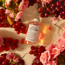 Мъжко и женско парфюмно eau de toilette Maison Margiela Replica On A Date с флорални и свежи нотки, показано в бутилка.