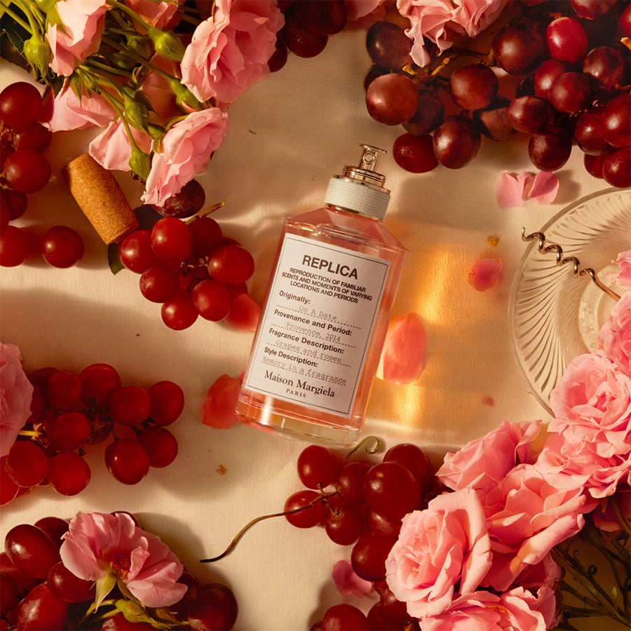 Мъжко и женско парфюмно eau de toilette Maison Margiela Replica On A Date с флорални и свежи нотки, показано в бутилка.