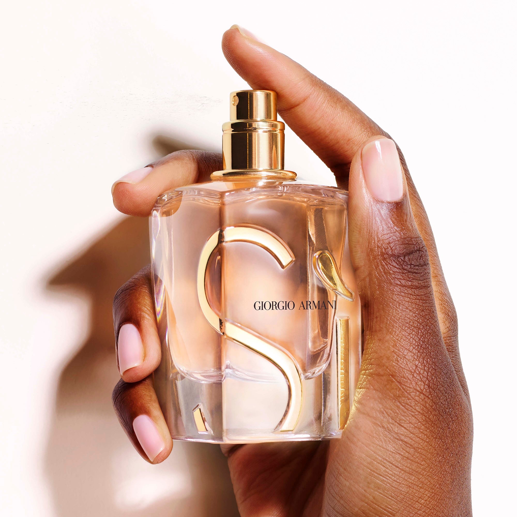 Giorgio Armani Sì EDP парфюмна вода за жени, тестер, бутилка с елегантен дизайн и златист капак.