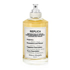 Унисекс парфюм Maison Margiela Replica Beach Walk EDT с морски и свежи нотки, изображение на бутилка и опаковка