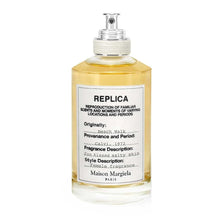 Унисекс парфюм Maison Margiela Replica Beach Walk EDT с морски и свежи нотки, изображение на бутилка и опаковка