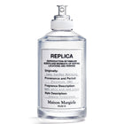 Унисекс парфюм Maison Margiela Replica Lazy Sunday Morning EDT, бутилка с елегантен дизайн и бял капак, изображение.
