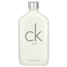 Мъжка тоалетна вода Calvin Klein CK One EDT, прозрачна бутилка с ароматна парфюмна течност за мъже.