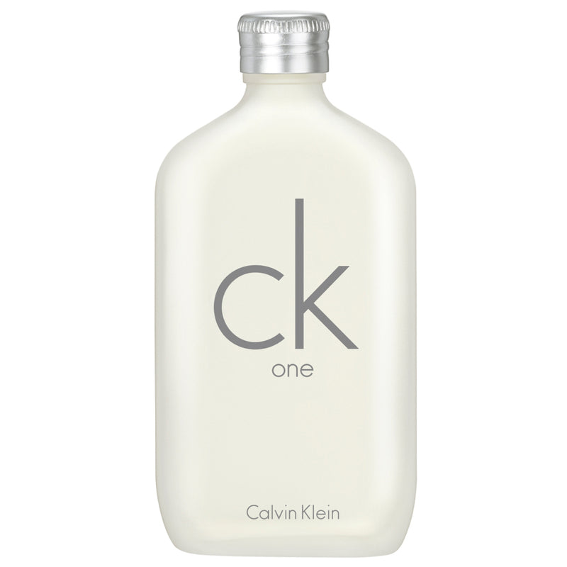 Мъжка тоалетна вода Calvin Klein CK One EDT, флакон с чист дизайн и прозрачна течност, за свеж аромат.