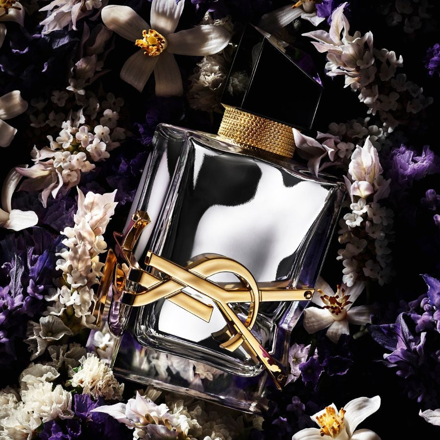 Дамски парфюм Saint Laurent Libre Absolu Platine EDP, елегантна бутилка и ароматна композиция на фона.