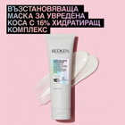 Червената Redken Acidic Bonding Concentrate 5-минутна течна маска за коса, показана върху коса с къдрици и гъста текстура