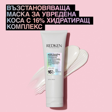 Червената Redken Acidic Bonding Concentrate 5-минутна течна маска за коса, показана върху коса с къдрици и гъста текстура