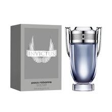 Подарък за мъже: Paco Rabanne Invictus EDT тоалетна вода с прозрачен флакон и златист капак, изображена върху бял фон.