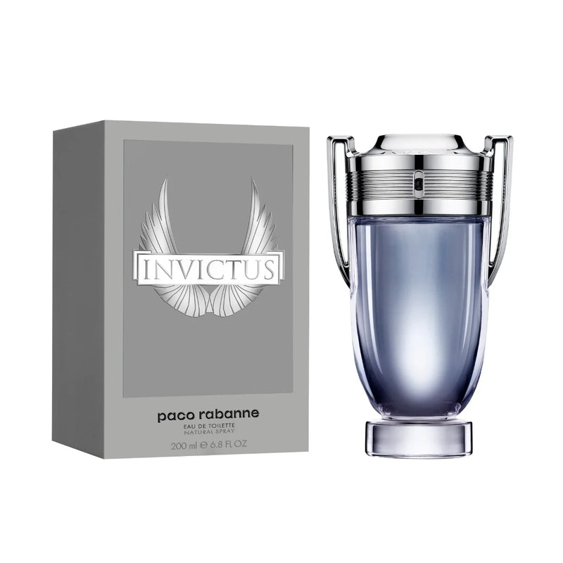 Подарък за мъже: Paco Rabanne Invictus EDT тоалетна вода с прозрачен флакон и златист капак, изображена върху бял фон.