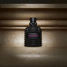 Valentino Born in Roma Extradose Uomo ЕДП мъжка парфюмна вода, бутилка с изящен дизайн и лого на Valentino.