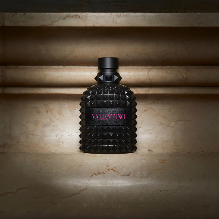 Valentino Born in Roma Extradose Uomo ЕДП мъжка парфюмна вода, бутилка с изящен дизайн и лого на Valentino.