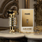 Парфюмна вода Rabanne Fame EDP за жени, изразителен аромат с фокус върху бутилката и дизайнерския дизайн.