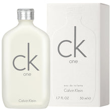 Мъжка тоалетна вода Calvin Klein CK One EDT, флакон с бяло и зелено оформление, показан отгоре.