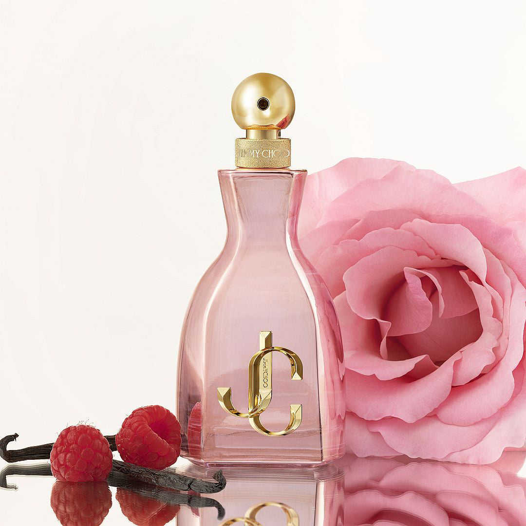 Jimmy Choo I Want Choo With Love EDP парфюмна вода за жени, бутилка с изящен дизайн и цветна капачка.