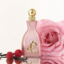 Jimmy Choo I Want Choo With Love EDP парфюмна вода за жени, бутилка с изящен дизайн и цветна капачка.