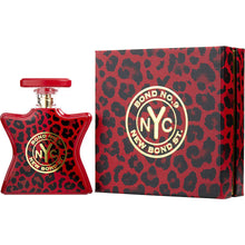 Унисекс парфюмна вода Bond No. 9 New Bond St. EDP, флакон и дизайн на парфюма върху бяла повърхност.
