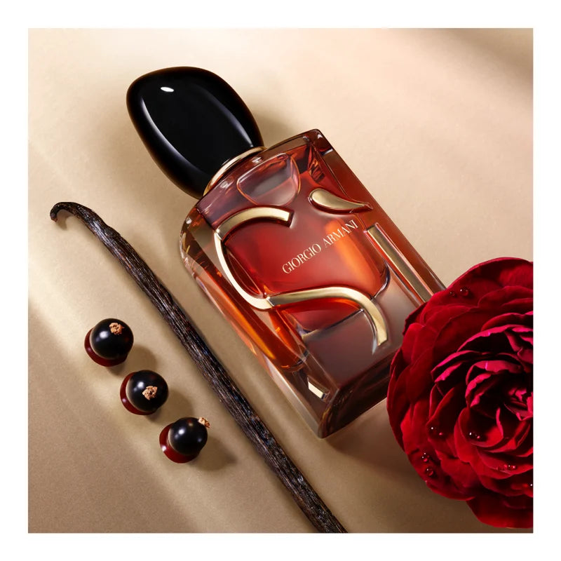 Горна изображение на парфюмна вода за жени Armani Si Parfum EDP от Giorgio Armani, бутилка с елегантен дизайн.