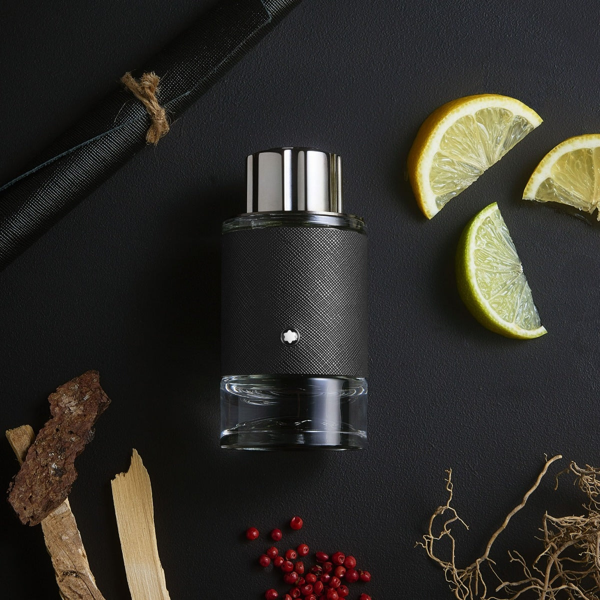 Парфюмна вода за мъже Montblanc Explorer EDP, бутилка с елегантен дизайн и аромат с дървесни и свежи нотки
