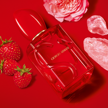 Giorgio Armani Sì Passione ЕДП парфюмна вода за жени с флорални и плодови нотки, бутилка със златист дизайн.