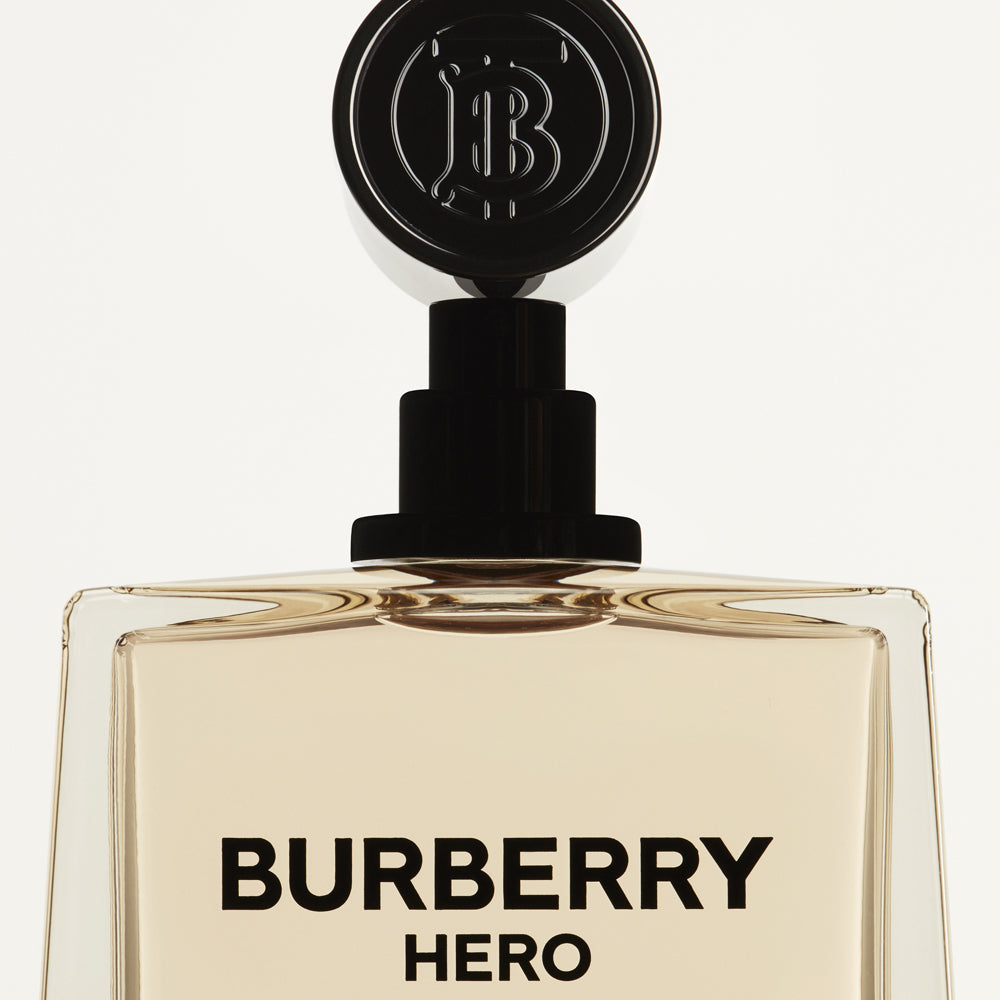 Тоалетна вода за жени Burberry Hero EDT, флакон с елегантен дизайн и бляскава капачка.