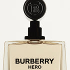 Тоалетна вода за жени Burberry Hero EDT, флакон с елегантен дизайн и бляскава капачка.