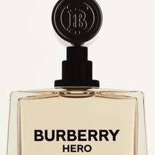 Тоалетна вода за жени Burberry Hero EDT, флакон с елегантен дизайн и бляскава капачка.