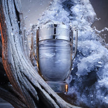 Памучна тоалетна вода за мъже Paco Rabanne Invictus EDT със синя бутилка и елегантен дизайн.