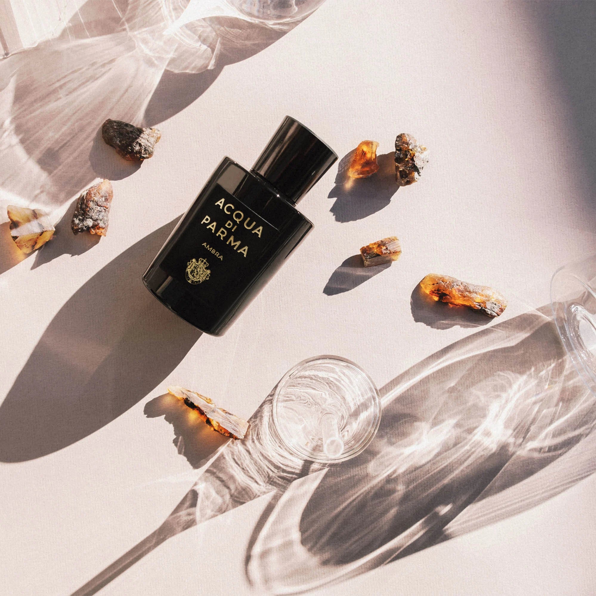 Ароматна парфюмна вода Acqua di Parma Ambra EDP за мъже и жени, изящен флакон със златист оттенък.