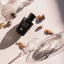 Ароматна парфюмна вода Acqua di Parma Ambra EDP за мъже и жени, изящен флакон със златист оттенък.
