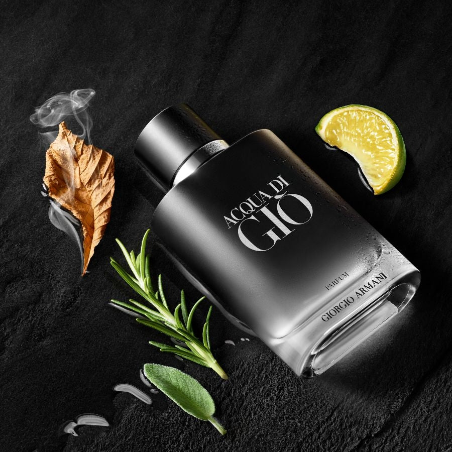 Giorgio Armani Acqua Di Gio Homme ЕDP парфюмна вода за мъже, изправена бутилка с елегантен дизайн и ароматна нотка.