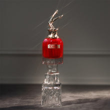 Една от парфюмните води Jean Paul Gaultier Scandal Le Parfum EDP за жени с елегантна опаковка и флакон.