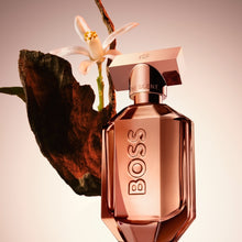 Парфюм за жени Hugo Boss The Scent Le Parfum, бутилка с елегантен дизайн на флакон за парфюм.