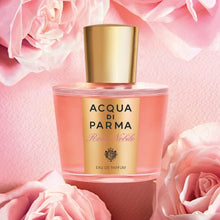 Парфюмна вода Acqua di Parma Rosa Nobile EDP за жени с деликатен аромат на рози и флорални нотки, изящна бутилка.