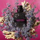 Valentino Born in Roma Extradose Uomo EDP парфюмна вода за мъже, бутилка на фона, елегантен дизайн, аромат за мъже.