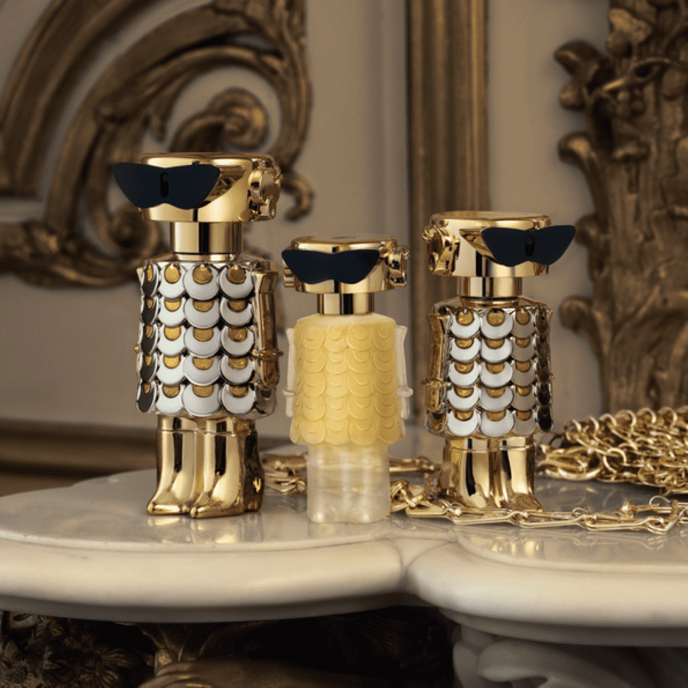 Парфюмна вода Rabanne Fame EDP за жени, флакон с елегантен дизайн и златисти елементи, изразяваща блясък и стил.