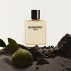 Тоалетна вода за жени Burberry Hero EDT, флакон с елегантен дизайн и ароматна композиция, изображение на бутилка.