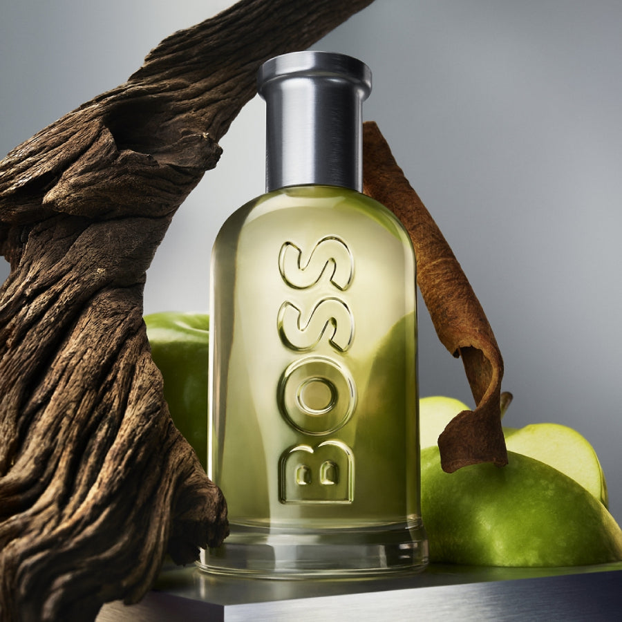 Hugo Boss Boss Bottled EDT парфюм за жени, бутилка и флакон на парфюма, видимо върху бял фон