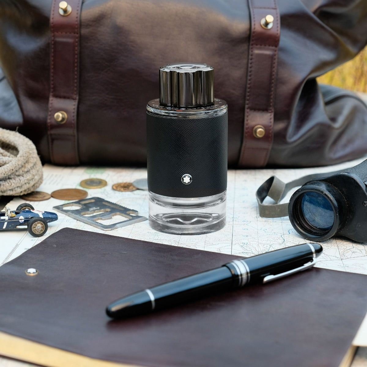 Парфюмна вода Montblanc Explorer EDP за мъже, бутилка с изчистен дизайн и логото на марката.