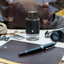 Парфюмна вода Montblanc Explorer EDP за мъже, бутилка с изчистен дизайн и логото на марката.