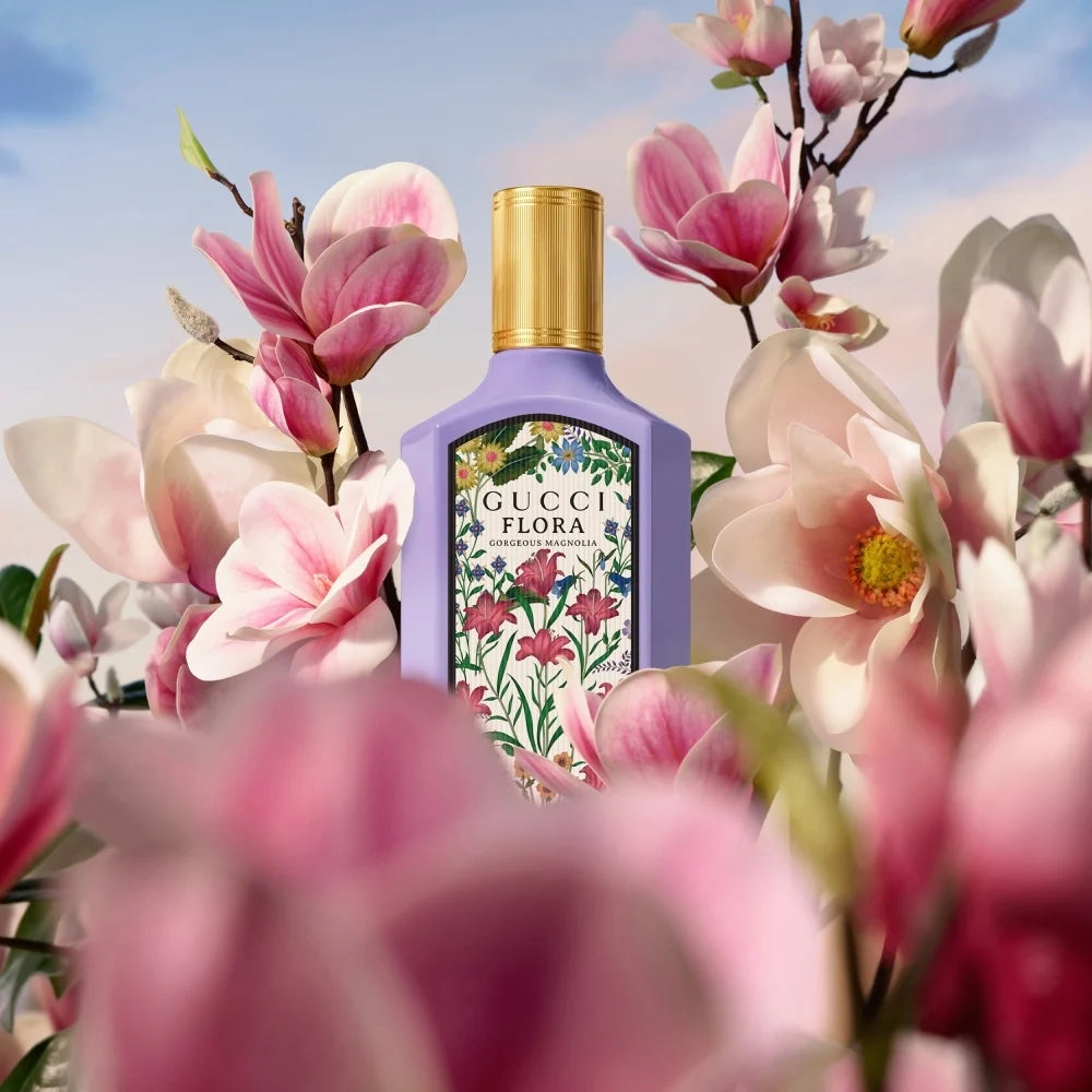 Парфюмна вода Gucci Flora Gorgeous Magnolia EDP за жени, флакон с цветен дизайн и златист капак.