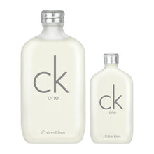 Тоалетна вода за мъже Calvin Klein CK One EDT, флакон с чист дизайн и зелени нюанси, за стилен и свеж аромат.