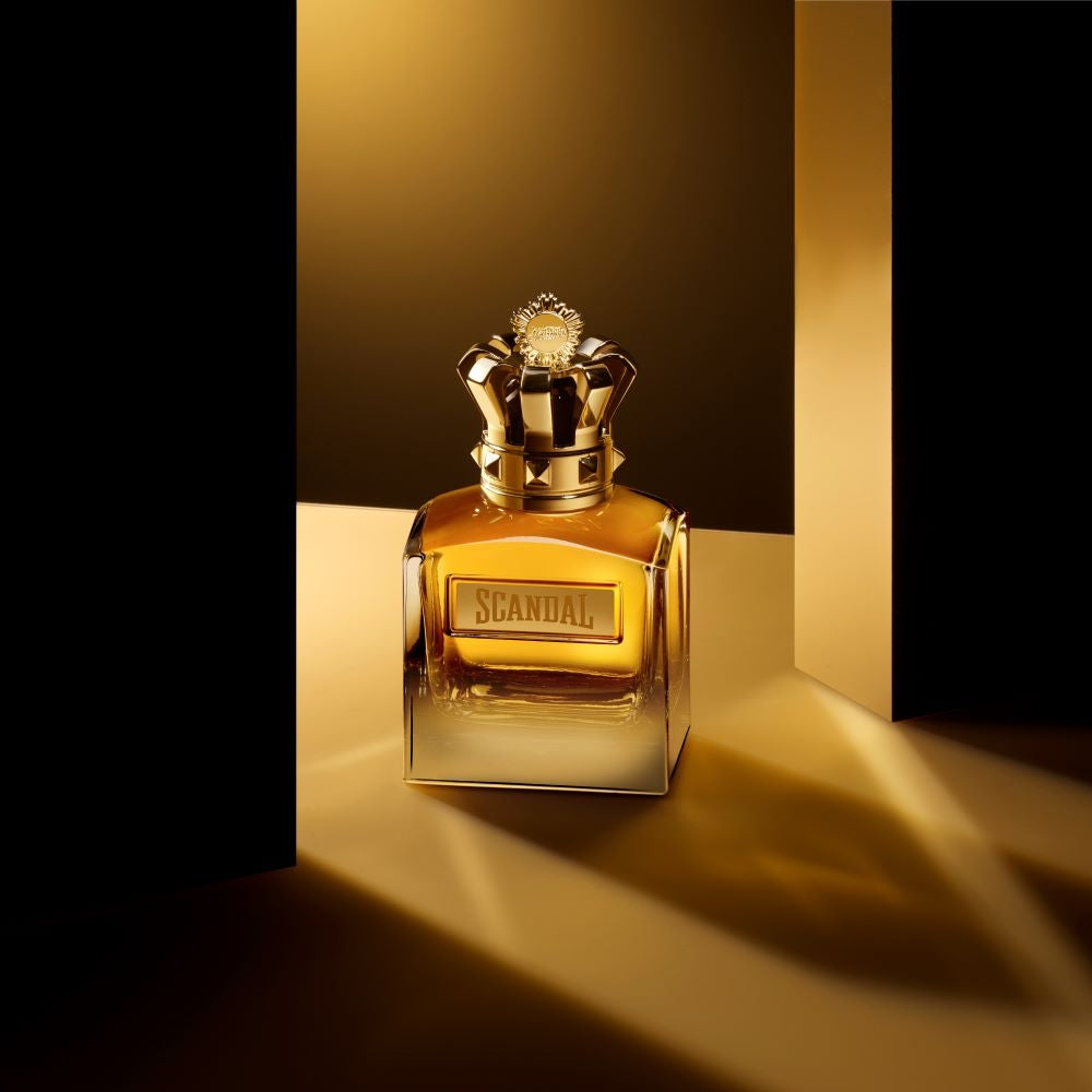 Парфюмна вода Jean Paul Gaultier Scandal Pour Homme Absolu EDP за жени, флакон с елегантен дизайн и ароматни нотки.