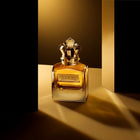 Парфюмна вода Jean Paul Gaultier Scandal Pour Homme Absolu EDP за жени, флакон с елегантен дизайн и ароматни нотки.