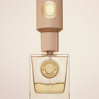 Парафюмна вода за жени Burberry Goddess EDP, флакон с изящен дизайн и логото на марката, изображение на парфюма.