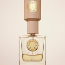 Парафюмна вода за жени Burberry Goddess EDP, флакон с изящен дизайн и логото на марката, изображение на парфюма.