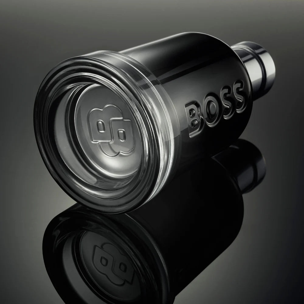 Hugo Boss Boss Bottled Beyond EDP парфюмна вода за мъже, флакон с изчистен дизайн и златист капак.