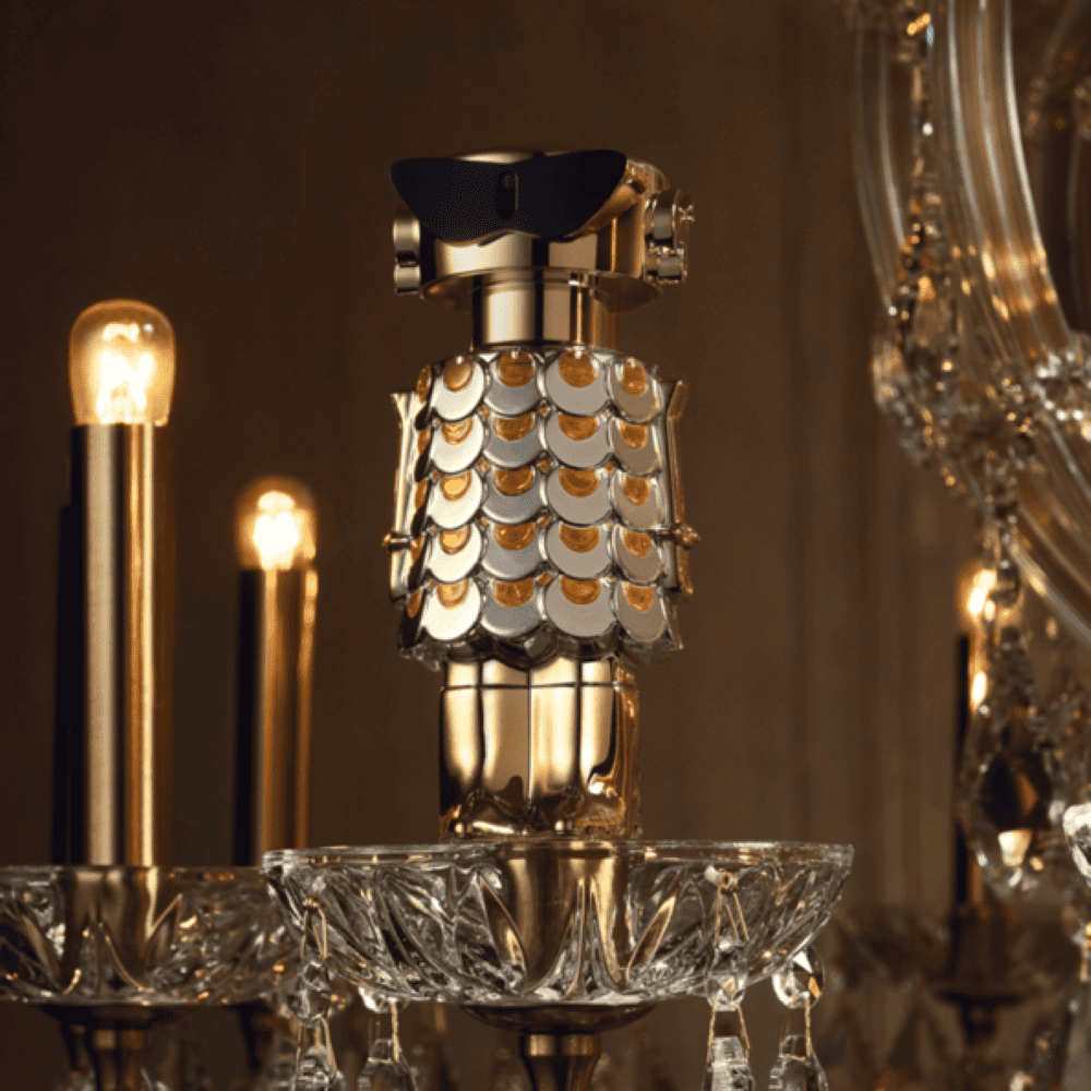 Парфюмна вода Rabanne Fame EDP за жени с изящен флакон и елегантен дизайн на парфюмна бутилка Paco Rabanne.